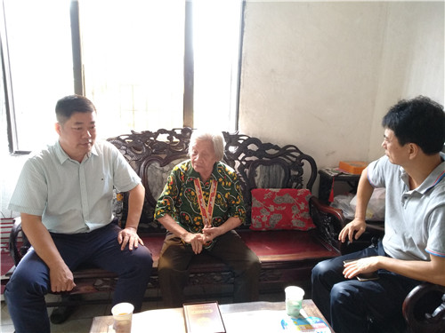 D版-1慰问离休老干部.jpg D版-1慰问离休老干部.jpg